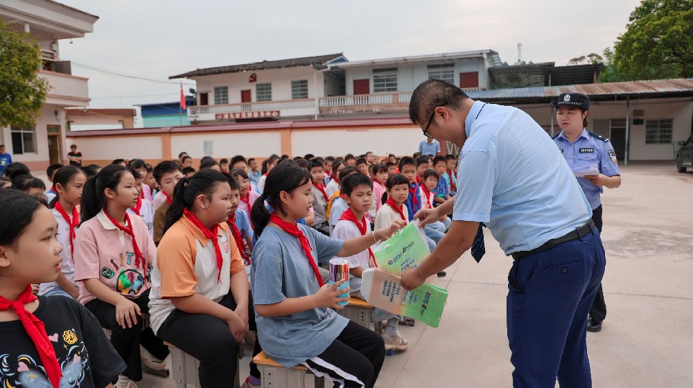 荔浦市公安局走进滩头小学开展防范电信网络诈骗宣传活动