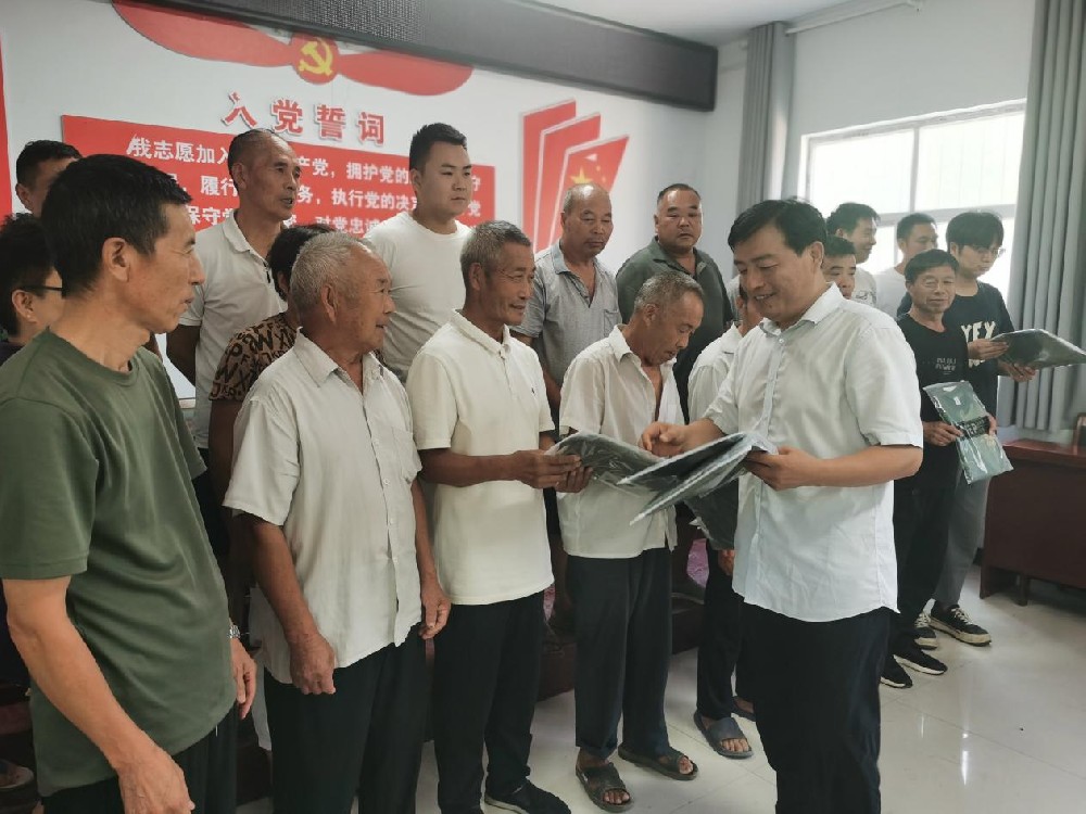 中国电信河南公司驻元湾村工作队开展八一主题活动